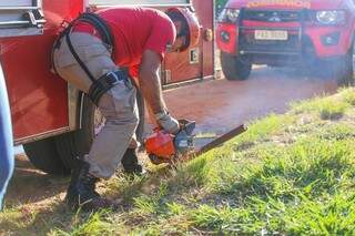 Motobomba para retirar a água da fossa (Foto: Marcos Maluf)