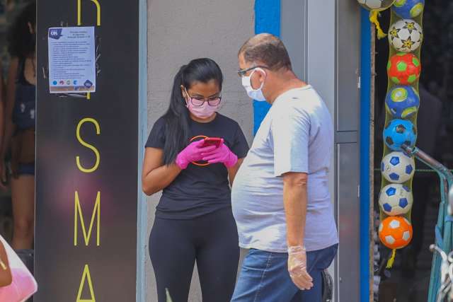 Depois da pol&ecirc;mica da m&aacute;scara, tem efeito usar luvas na preven&ccedil;&atilde;o &agrave; Covid-19?