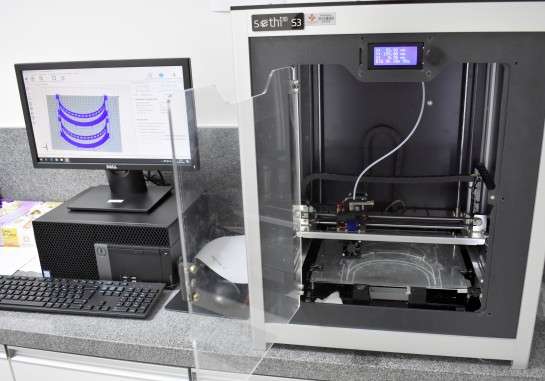 Residentes da Santa Casa iniciam produ&ccedil;&atilde;o de m&aacute;scaras em impressora 3D 