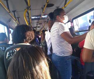 Passageiros em pé dentro de ônibus da linha 061, trajeto Moreninhas - Shopping Campo Grande (Foto: Direto das ruas)