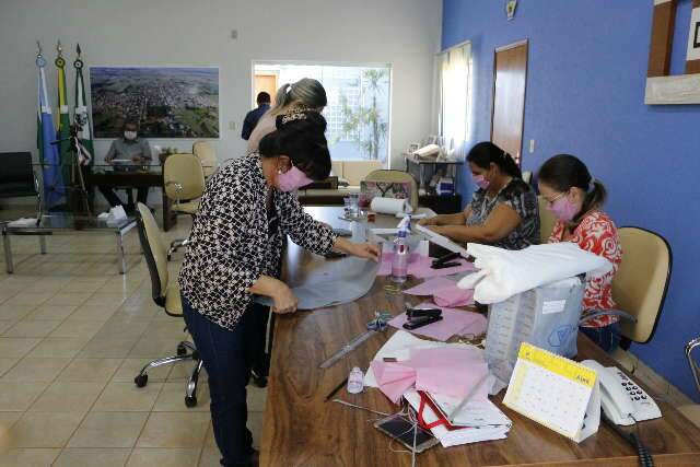 Sem dinheiro para conter v&iacute;rus, sala do prefeito vira f&aacute;brica de m&aacute;scara