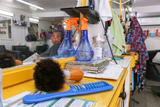 Sem idosos e com m&aacute;scaras na porta, sal&otilde;es j&aacute; podem retomar atendimento