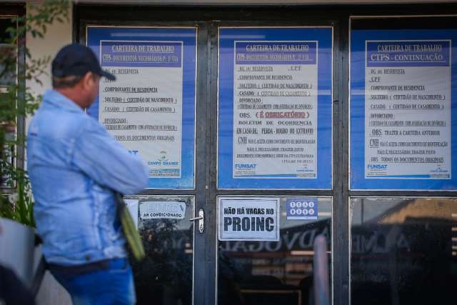 Prestadores de servi&ccedil;os s&atilde;o maioria na fila para pedido do seguro-desemprego