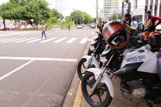 Vistorias em t&aacute;xis e motot&aacute;xis continuam suspensas at&eacute; maio 