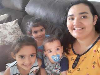 A assistente social Bárbara e os três filhos isolados em casa, em Batayporã (Foto: Arquivo pessoal)