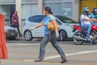 Mulher atravessa rua do centro, com luvas (Foto: Marcos Maluf)