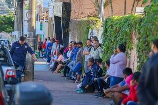 Trabalhadores fazem fila na Funsat à espera da abertura nesta manhã.