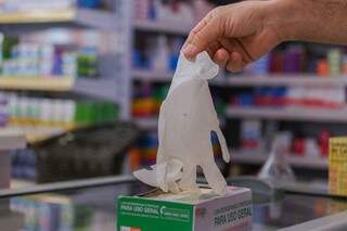 Caixa de luvas na farmácia já começa a ser item raro. (Foto: Marcos Maluf