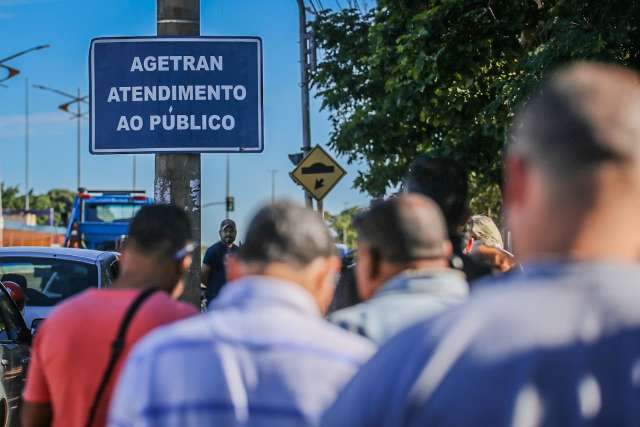 Apesar de todos os prazos suspensos, motoristas fazem fila em frente da Agetran 