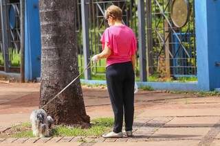 &nbsp;Aleurides usa luvas para passear com o cachorro. (Foto: Marcos Maluf)