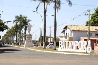 Principal acesso a Batayporã; cidade tenta sobreviver à pandemia que já matou dois de seus moradores (Foto: Helio de Freitas)