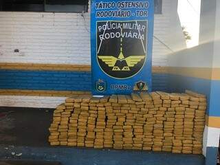Tabletes de maconha apreendidos com os traficantes. (Foto: Divulgação/PMR) 