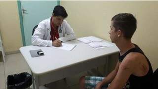 Médico atende paciente em posto de saúde de Campo Grande (Foto: Divulgação)