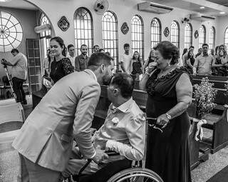 Filho emocionado com o pai em casamento revela história de esperança. (Foto: Lucas Lobo)