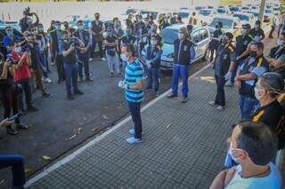 Cercado de fiscais antes da operação, Marquinhos pediu paciência e orientação antes de multa (Foto: Marcos Maluf)