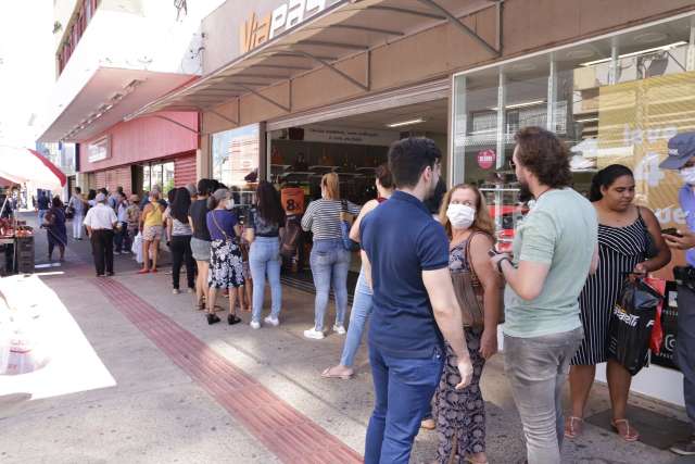 Nem v&iacute;rus acaba com tradicional aglomera&ccedil;&atilde;o no com&eacute;rcio na v&eacute;spera da P&aacute;scoa