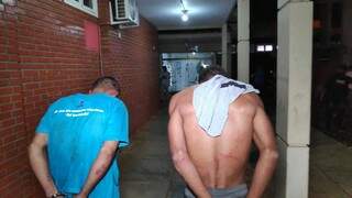 Bandidos presos ontem à noite após tentar matar rival de facção criminosa para vingar companheiros (Foto: Adilson Domingos)