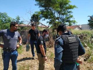 Equipes da polícia no local em que o corpo do professor foi encontrado (Foto: Divulgação)