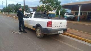 Policial Militar durante fiscalização de rotina em rodovia estadual de MS (Foto: Divulgação/PM)