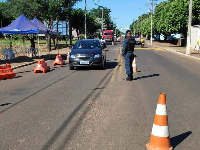 Por causa do feriado, prefeitura monta barrreiras na entrada da cidade