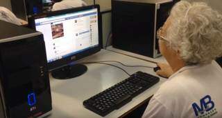 Em cursos gratuitos, idosos aprendem a usar computador e navegar na internet. (Foto: Arquivo Pessoal/Bruno Carvalho)