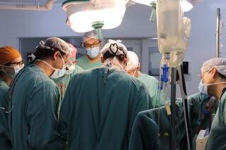 Equipe trabalhando no centro cirúrgico para dar coração novo a Emerson de Lima (Foto: Santa Casa/Divulgação)