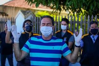 Prefeito também realizou oração com os fiscais antes de irem às ruas da cidade (Foto: Marcos Maluf)