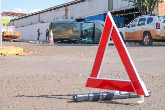 Motorista n&atilde;o v&ecirc; &ldquo;pare&rdquo;, invade preferencial e carro capota