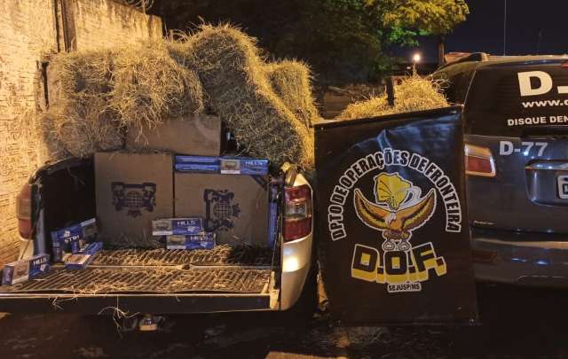Em persegui&ccedil;&atilde;o, homem &eacute; preso com 900 pacotes de cigarros sob carga de feno 