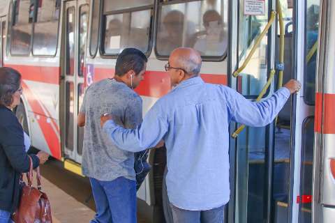 &Ocirc;nibus circulam com todos sentados, apesar de reclama&ccedil;&atilde;o de quem tem de esperar