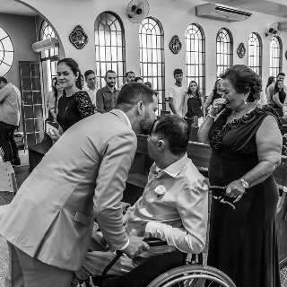 Ap&oacute;s acidente e dist&acirc;ncia, hist&oacute;ria de 2 pais &eacute; a emo&ccedil;&atilde;o de noivos no altar