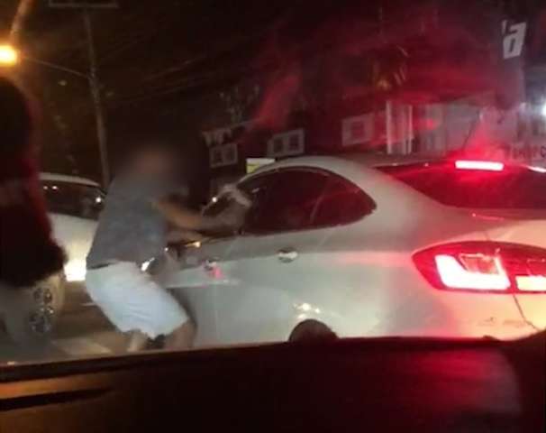 Enfurecido, motorista desce de carro e agride outro no sem&aacute;foro 