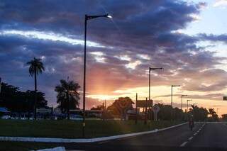 Sol raiando na manhã desta quinta-feira, 9 de abril, em Campo Grande (Foto: Marcos Maluf)