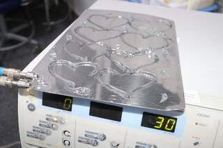 Corações foram desenhados com gel em equipamento usado no procedimento cirúrgico (Foto: Santa Casa/Divulgação)