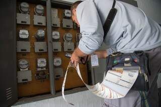 Funcionário de concessionária de energia colhendo dados de consumo. (Foto: Agência Câmara)
