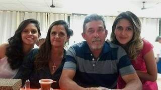 Sabrina Fernandes à esquerda, ao lado da mãe Luiza Elena Marques, do pai Valmir Fernandes e da irmã. (Foto: Arquivo pessoal)