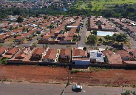 Condomínio pede R$ 50 mil da prefeitura por limpeza de terreno sujo