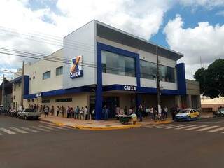 Douradenses fazem fila em agência bancária na terça-feira, primeiro dia após reabertura (Foto: Divulgação)