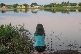 Garotinha foi pescar na Lagoa Itatiaia juntos dos pais. (Foto: Silas Limas) 