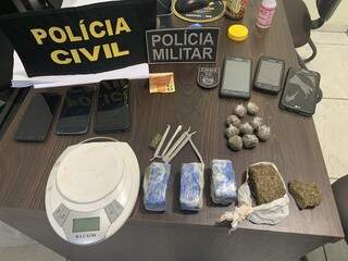 Porções de maconha, celulares e balança de precisão apreendidos com os suspeitos. (Foto: Divulgação/PolíciaCivil)