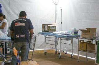 Servidores dão os últimos retoques no hospital de campanha (Foto: Marcos Maluf)