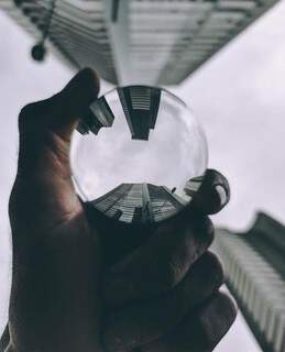 A esfera de vidro maciça é o novo &#34;brinquedo&#34; do fotógrafo, apaixonado por prédios. (Foto: Reprodução/Instagram)