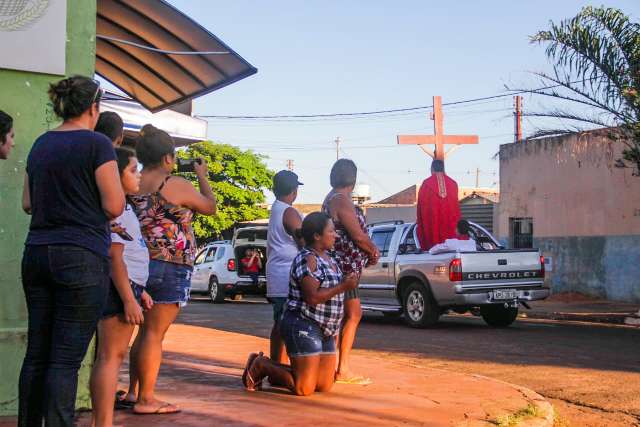 Sem encena&ccedil;&atilde;o, fieis lembram a paix&atilde;o de Cristo na frente de casa