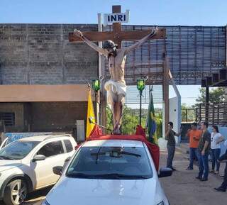 Com a imagem de jesus na carroceria de uma picape com som, o padre percorreu trechos das avenida Afonso Pena e Ernesto Geisel (Foto: Direto das Ruas)