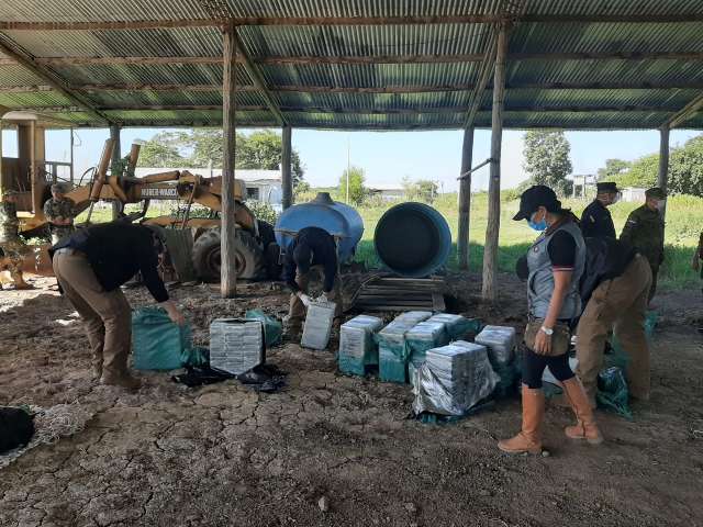 Pol&iacute;cia encontra 385 quilos de coca&iacute;na e avi&atilde;o em dep&oacute;sito na fronteira