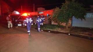 Agentes do Samu e policiais no endereço onde ocorreu o crime. (Foto: Adilson Domingos)