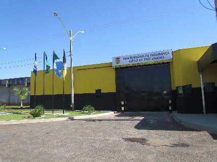 Preso escalam alambrado de pres&iacute;dio para buscar droga e s&atilde;o flagrados 