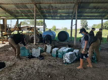 Pol&iacute;cia encontra 385 quilos de coca&iacute;na e avi&atilde;o em dep&oacute;sito na fronteira