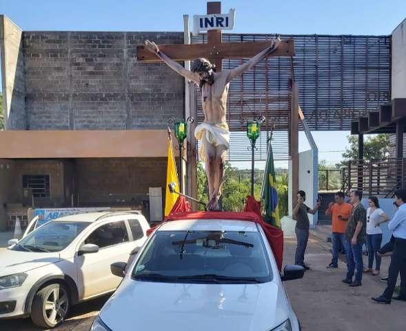 Padre leva Jesus Cristo crucificado em picape para aben&ccedil;oar fi&eacute;is