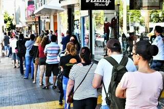 Douradenses fazem fila em loja do centro, neste sábado (Foto: Hédio Fazan/Dourados News)